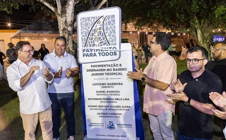 Moradores do Jardim Tropical comemoram pavimentação entregue pelo prefeito Luciano Barbosa