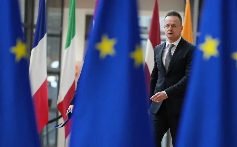 Diplomatas da UE se esforçam para superar a ameaça da Hungria de inviabilizar novas sanções contra a Rússia.