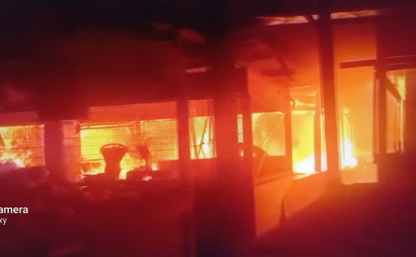 Incêndio destrói barracas do Mercado da Produção, em Maceió