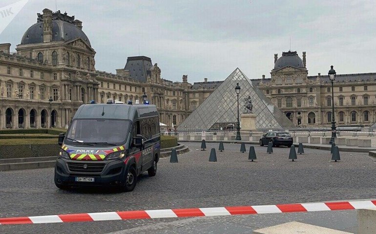 Roubo no Louvre pode estar ligado à lavagem de dinheiro, diz promotoria