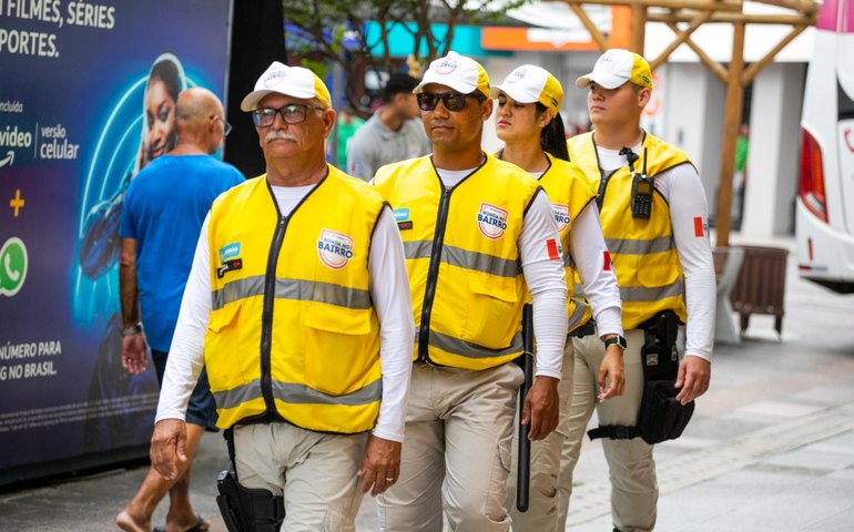 Agentes Ronda no Bairro socorrem idoso atingido por chamas em incêndio no Centro de Maceió