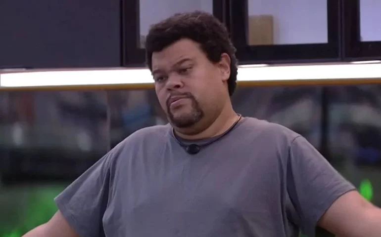 Babu Santana desabafa sobre abordagens desagradáveis de fãs: 'Estava com dor e chegaram me abraçando'