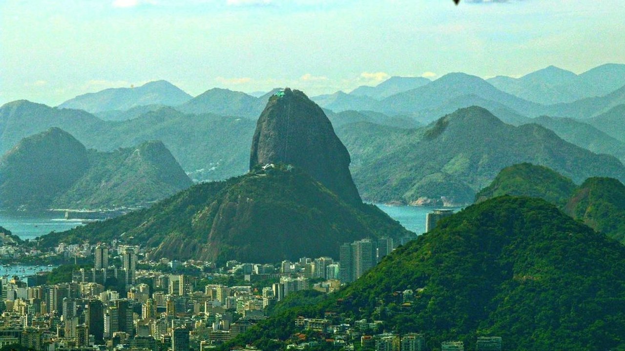 Acidente entre ônibus e VLT deixa 11 feridos no centro do Rio
