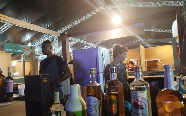 Produção de cachaça tem crescido, mas setor lamenta preconceito