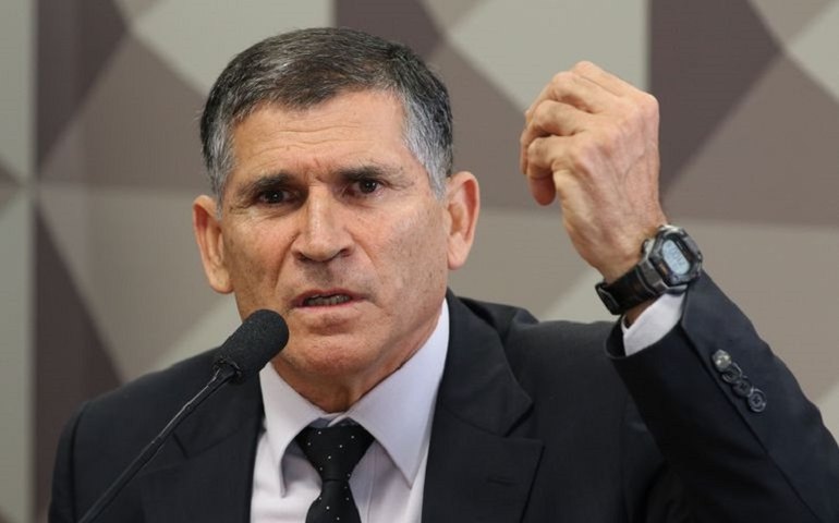 Santos Cruz: politização do Exército por Pazuello e Bolsonaro ‘é irresponsável’