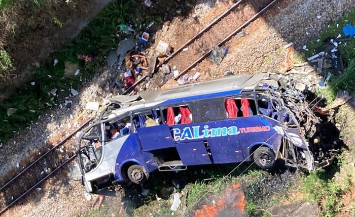 Número de mortes em acidente com ônibus em Minas Gerais subiu para 19