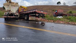 Três pessoas ficam feridas após carreta capotar em Riachão do Dantas / Foto: Foto: BPRv/SE