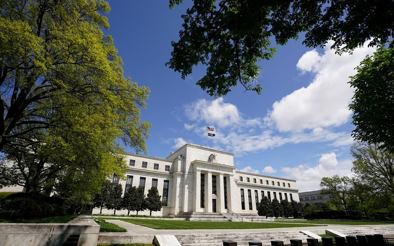 Senado confirma Christopher Waller para mandato de 10 anos como diretor do Fed