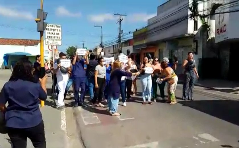 Funcionários do Hospital Regional de Arapiraca realizam ato por não receber os salários