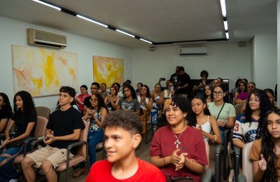 Estudantes se reúnem e compartilham expectativas para viagem à Inglaterra