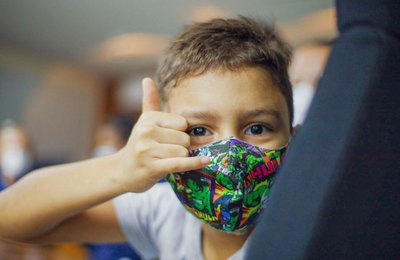 Vice-prefeito de Maceió entrega Carteira do Autista para famílias