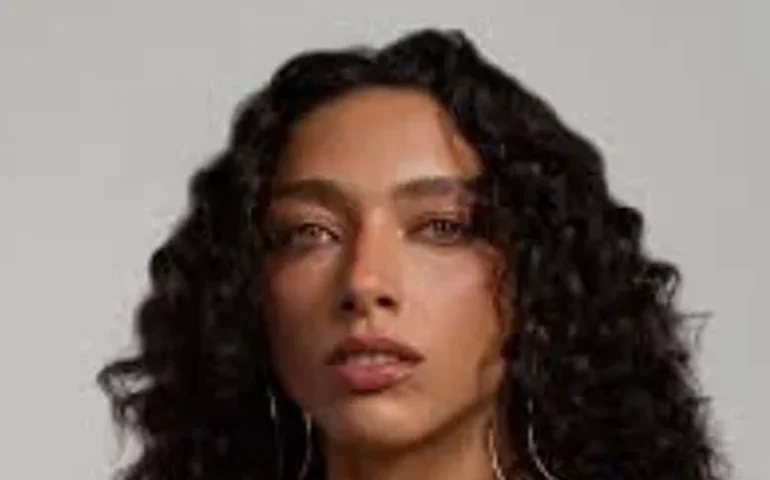 Cinebiografia de Marta divulga primeira imagem com Alice Carvalho