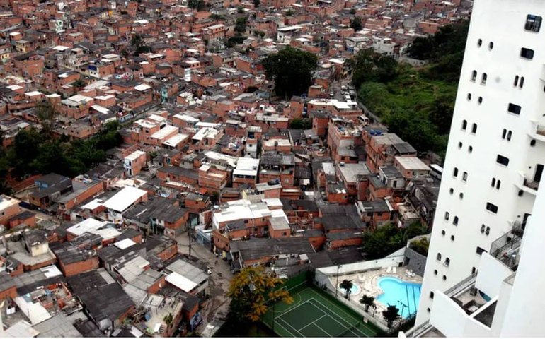 Favelas cobram propostas e olhar além da violência no debate político
