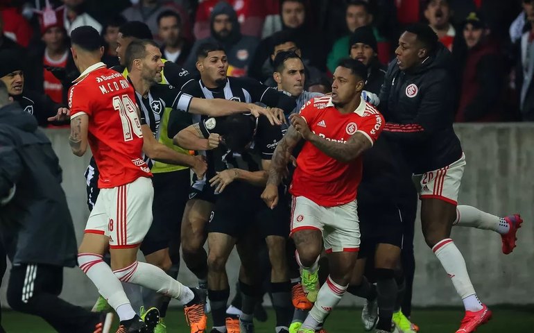 Súmula de Internacional e Botafogo relata socos e expulsões entre jogadores