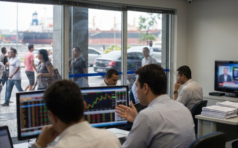 Dólar avança com pressão do petróleo e incerteza sobre corte da Selic