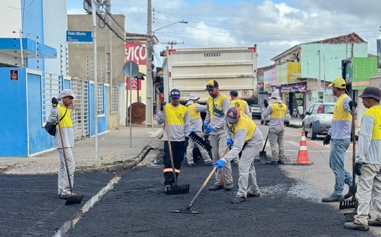 Operação tapa-buracos avança nos bairros de Arapiraca