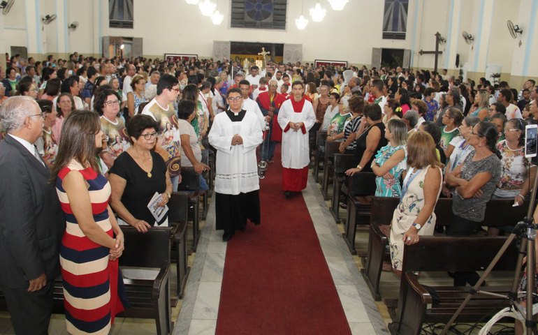 Fiéis celebram missa de abertura da Festa da Padroeira de Arapiraca