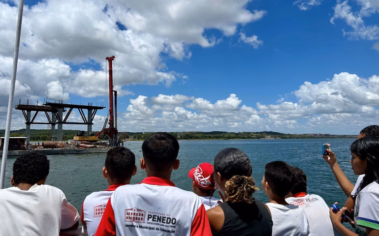 Estudantes conhecem atrativos turísticos e veem de perto a obra da ponte Penedo/Neópolis