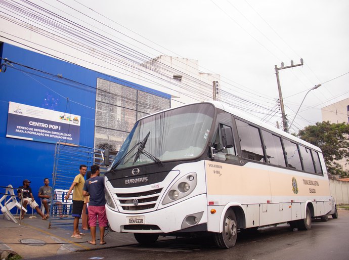 Ônibus do TRE-AL atende pessoas em situação de rua em Maceió