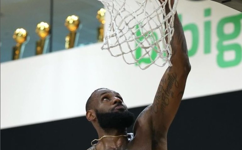 NBA tem vitória dos líderes, revés dos Bucks em estreia de técnico e tapa de desafeto em LeBron