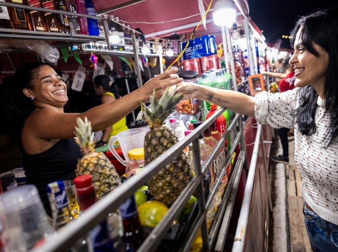 Ambulantes comemoram sucesso nas vendas no primeiro dia do São João Massayó