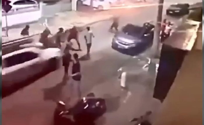 Jovens foram atropelados por adolescente após briga Jovens foram atropelados por adolescente após briga