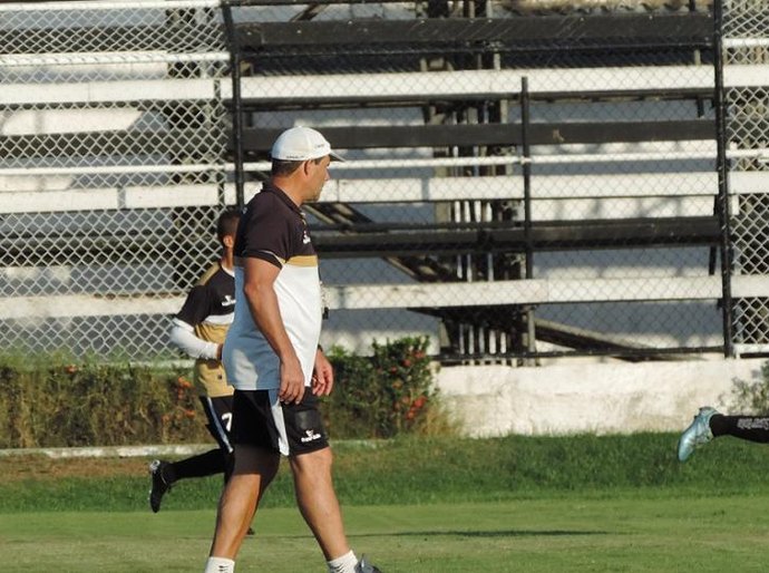 Sob os olhares do técnico Vica, ASA treina no Fumeirão e conta com o retorno do meia Raul