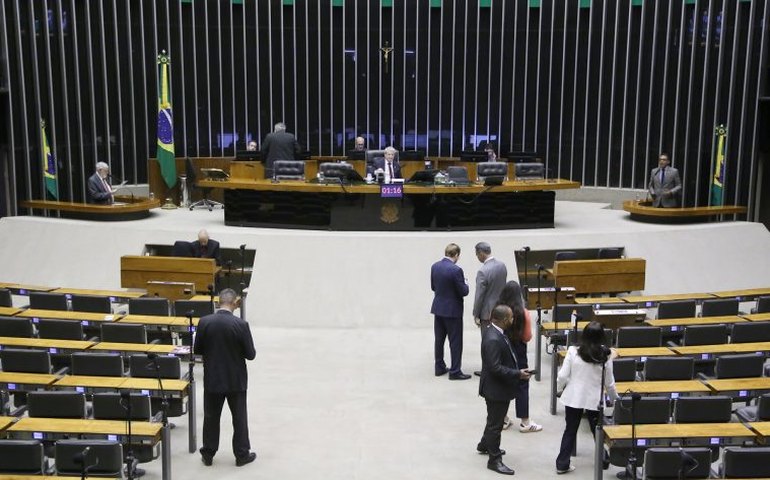 Deputados analisam projeto que reajusta remuneração de servidores do Executivo federal; acompanhe