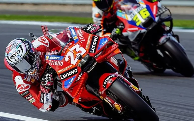 Bastianini aproveita disputa de rivais e vence sprint na Tailândia; Bagnaia faz a pole