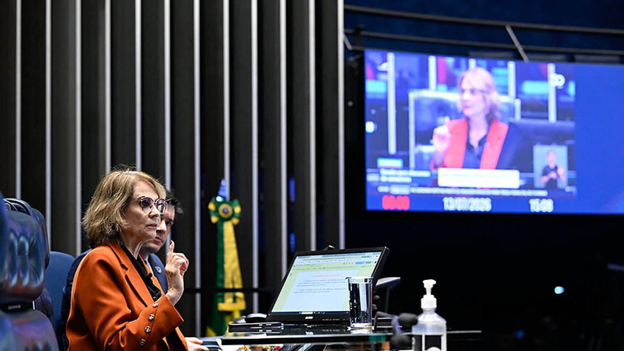 Damares condena ataques que recebeu de seu próprio campo político