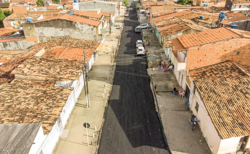 Prefeitura investe em pavimentação no Prado e moradores comemoram com asfalto novo
