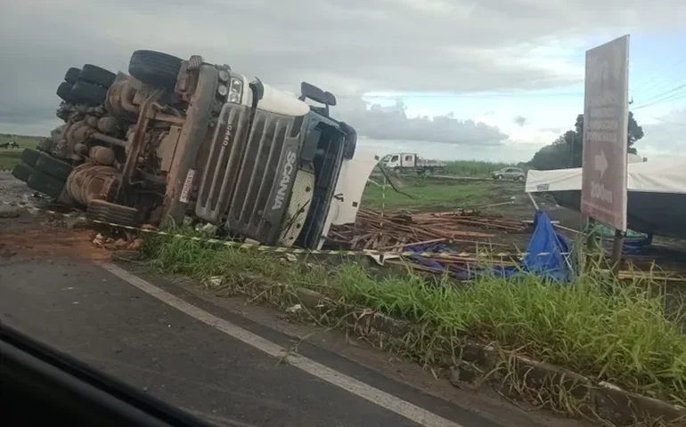 Motorista morre preso às ferragens após carreta carregada de madeira capotar na BR-316