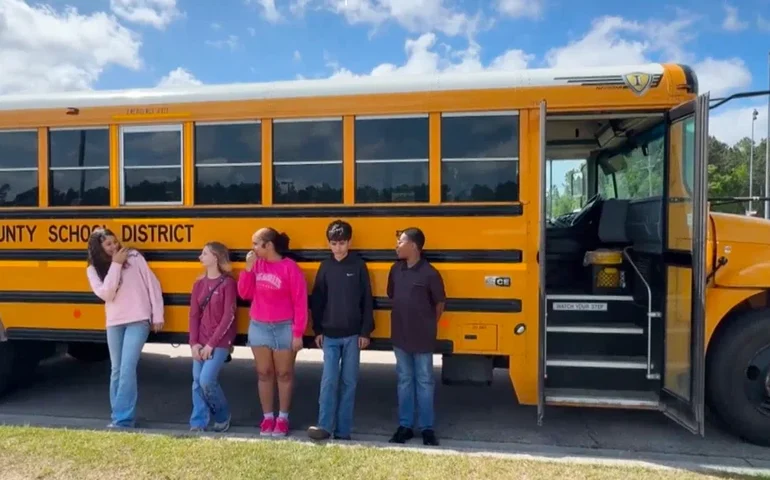 Estudantes do ensino fundamental do Mississippi impedem acidente de ônibus após motorista desmaiar.