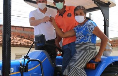 Prefeitura fomenta agricultura deodorense e compra alimentos para merenda escolar