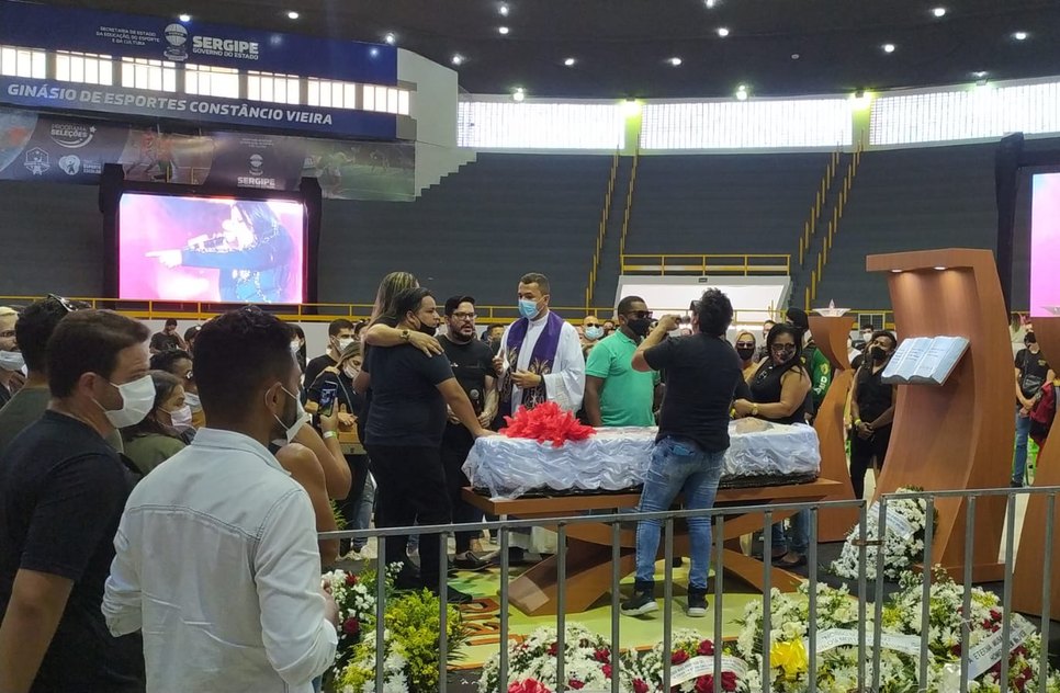 Velório da cantora Paulinha Abelha em Sergipe é aberto ao público / Foto: Foto: André Múmia/TV Atalaia