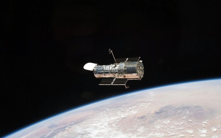 Hubble registra jato estelar recorde lançado por protoestrela 20 vezes maior que o Sol