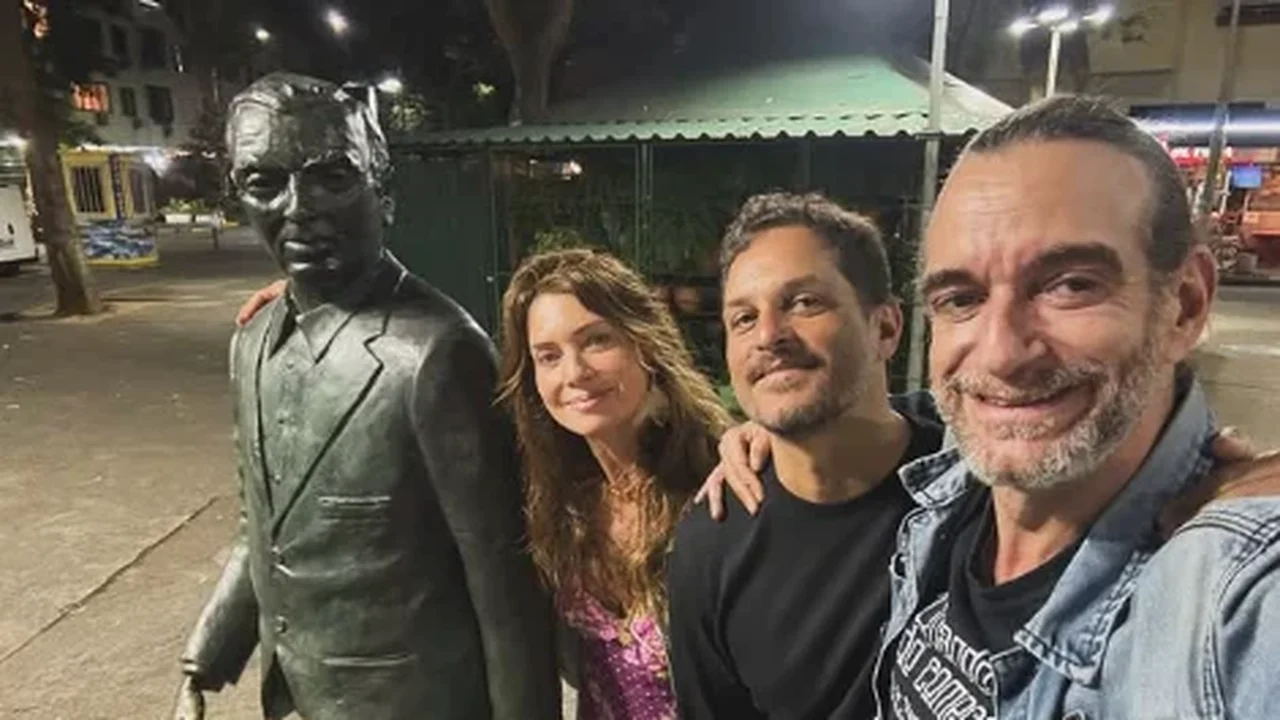 Letícia Spiller assiste à peça 'O beijo no asfalto' e depois posa com estátua de Nelson Rodrigues