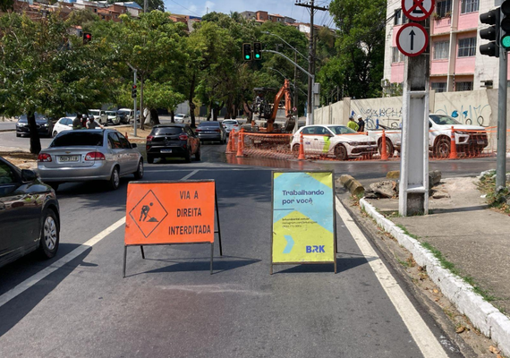 Vazamento na Avenida Afrânio Lages causa interrupção parcial do abastecimento em bairros de Maceió