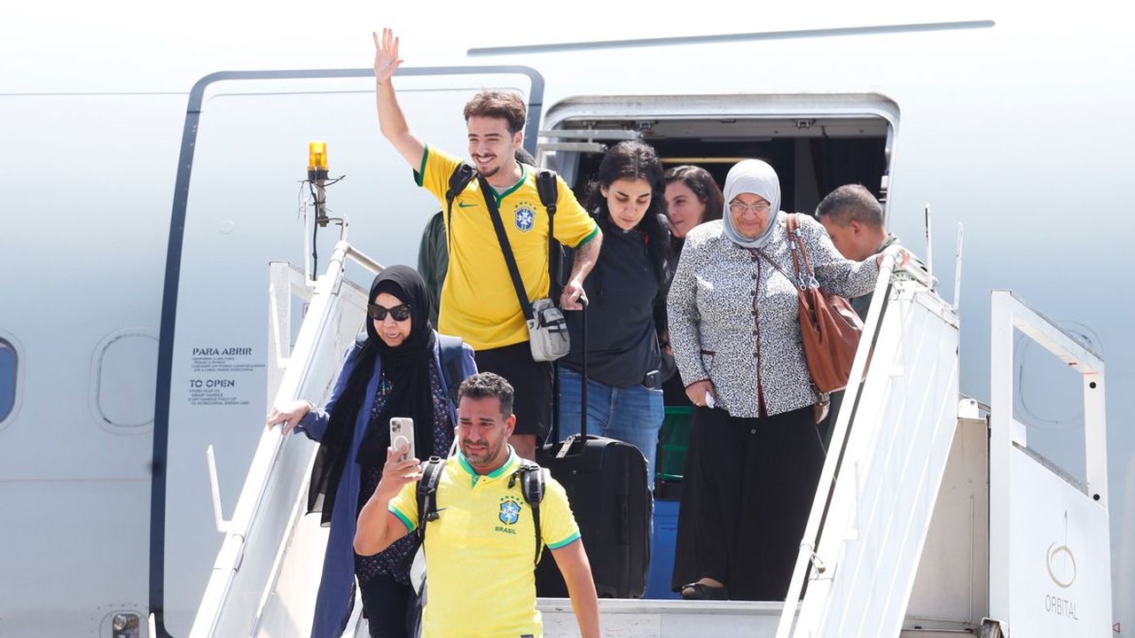 Primeiro grupo de brasileiros resgatados do Líbano chega a São Paulo