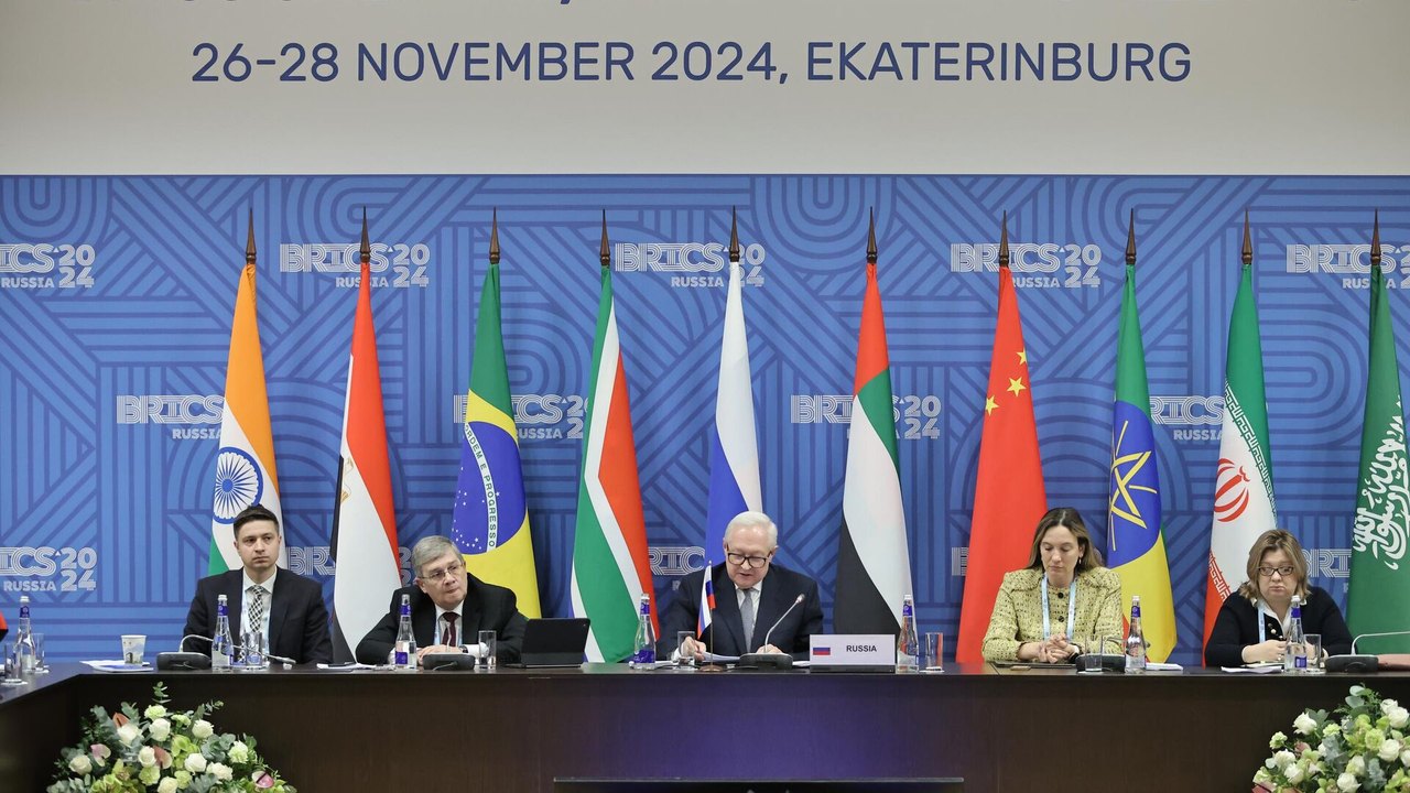 Eleições polarizadas mundo afora, BRICS como sucesso mundial e desdolarização: a geopolítica em 2024