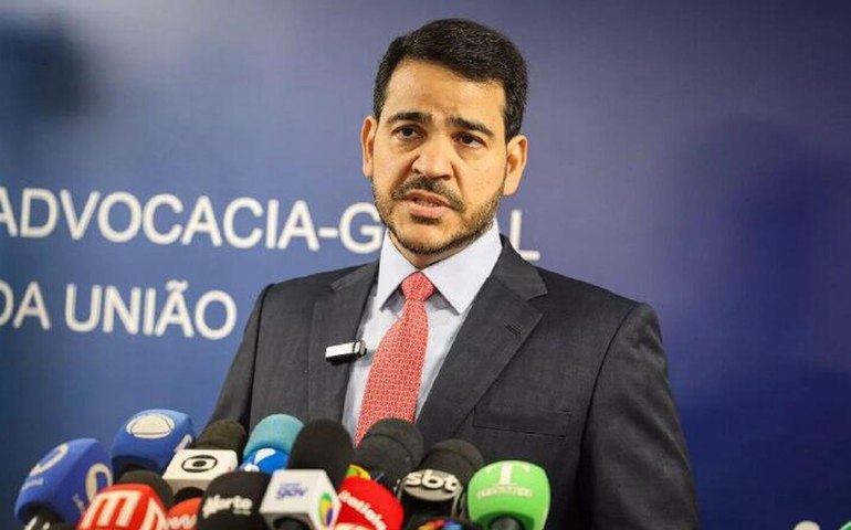 Sem toga, Messias rebate Gilmar Mendes sobre impeachment de ministros