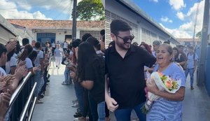 Dirce Maria se despede com festa após 30 anos dedicados a alunos no Recife