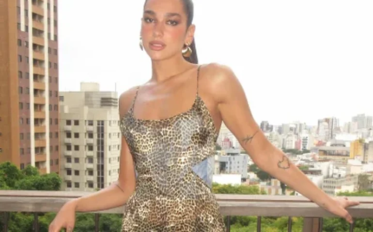 Dua Lipa exibe joias brasileiras e conquista fãs durante passagem pelo Brasil