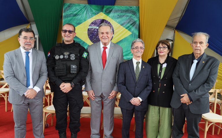 “O 7 de setembro é um momento de reflexão sobre os valores da liberdade, da independência e da soberania nacional”, diz PGJ Lean Araújo, durante solenidade