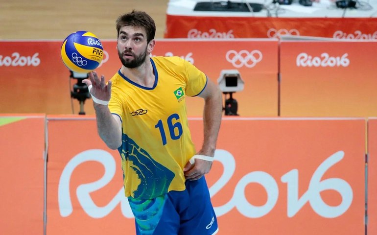 Lucão resgata memórias do início na seleção de vôlei para passar lições adiante