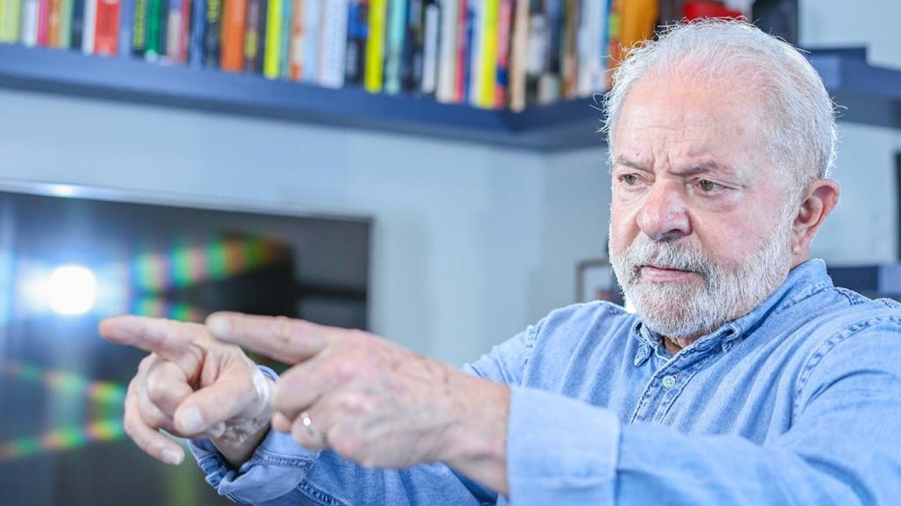 Responsabilidade por preço dos combustíveis é do governo, diz Lula