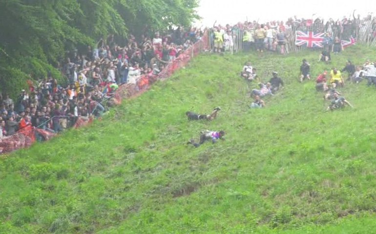 Britânicos rolam colina abaixo na tradicional &#8221;corrida do queijo&#8221;