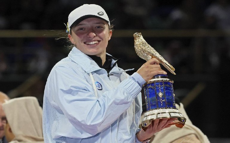 Iga Swiatek confirma domínio e é bicampeã do Torneio de Doha sobre Jéssica Pegula