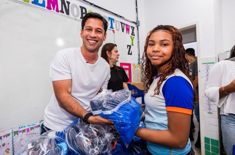 Prefeito Rodrigo Cunha acompanha volta às aulas e entrega kits escolares a estudantes da rede municipal