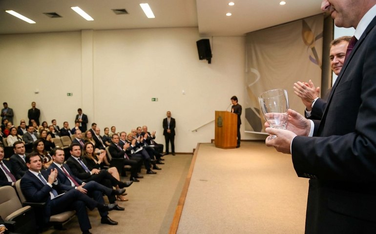 EXTRA e GLOBO recebem troféus do Prêmio Direitos Humanos de Jornalismo 2025